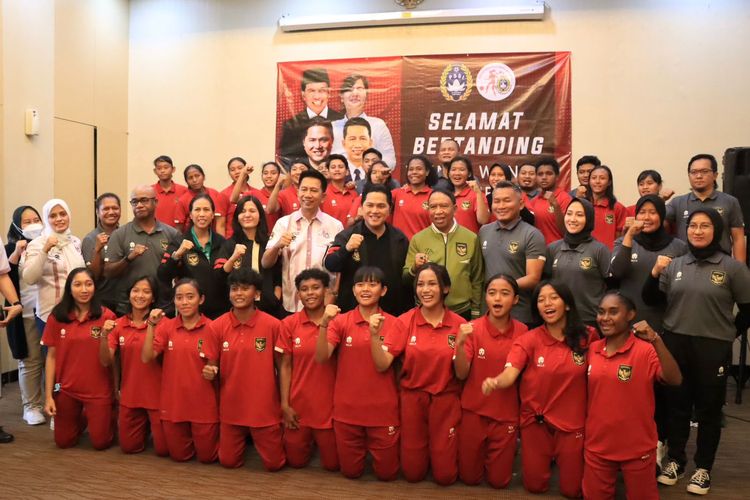 Timnas wanita Indonesia berfoto bersama kala menyongsong laga FIFA Match Day melawan Arab Saudi di Stadion Prince Mohaed bin Fahad, Dammam, Minggu (26/2/2023).