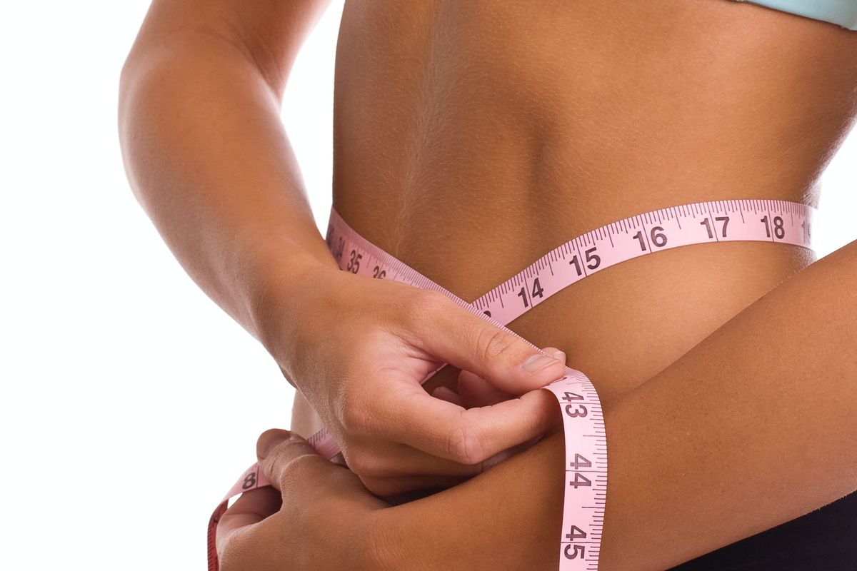 Ilustrasi pengukuran lingkar pinggang.