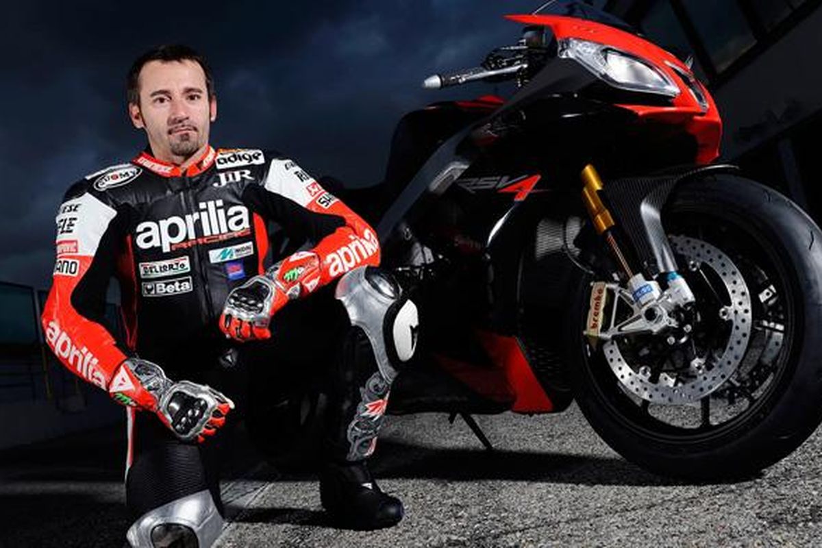 Di usianya yang menginjak 43 tahun, Max Biaggi kembali geber Aprilia RSV4 di dua seri WSBK 2015.