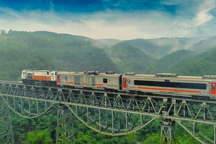 Ilustrasi kereta api. Pemesanan tiket kereta api periode Nataru sudah dibuka, cek adwal dan harga tiket KA Argo Sindoro Gambir?Semarang Tawang PP per 1 Desember 2025.