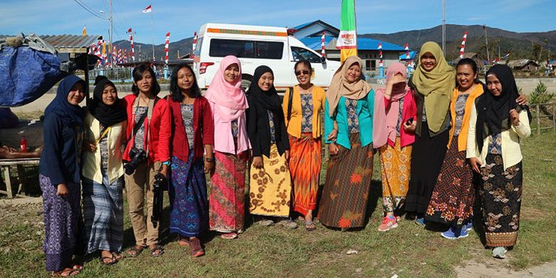 Anggota tim Ekspedisi Bumi Cenderawasih Mapala UI mengenakan kebaya dan kain untuk mengikuti upacara pengibaran bendera Merah Putih di Lapangan Distrik Anggi, Kabupaten Pegunungan Arfak, Papua Barat, Jumat (17/8/2018). Upacara bendera di Lapangan Anggi diikuti oleh berbagai pihak seperti pelajar, mahasiswa Universitas Indonesia, polisi, tentara, dan pemerintah Kabupaten Pegunungan Arfak.