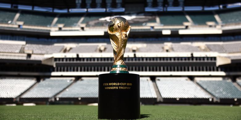 Trofi Piala Dunia FIFA dipamerkan di Philadelphia, Pennsylvania, pada 2 Juli 2024.