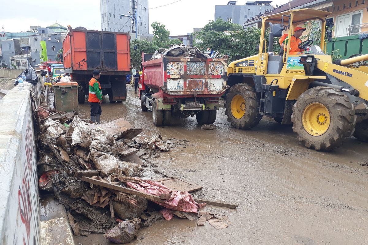 Personel gabungan Pemprov DKI Jakarta, TNI, dan Polri melaksanakan giat kerja bakti membersihkan kawasan Kampung Pulo, Kelurahan Kampung Melayu, Jatinegara, Jakarta Timur, Minggu (5/1/2020), pasca banjir.