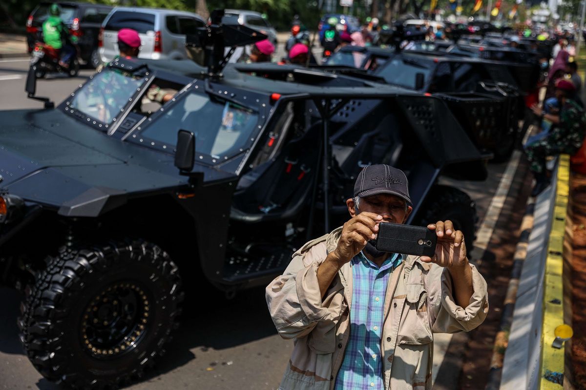 Alat utama sistem persenjataan (alutsista) termasuk kendaraan tempur TNI berjejer untuk dipamerkan kepada masyarakat di depan Istana Merdeka, Jakarta Pusat, Selasa, (5/10/2021). Sebanyak 112 alutsista berjejer rapi di sepanjang Jalan Merdeka Barat dan Merdeka Utara, Jakarta Pusat, dalam rangka Hari Ulang Tahun (HUT) ke-76 TNI pada 5 Oktober 2021.