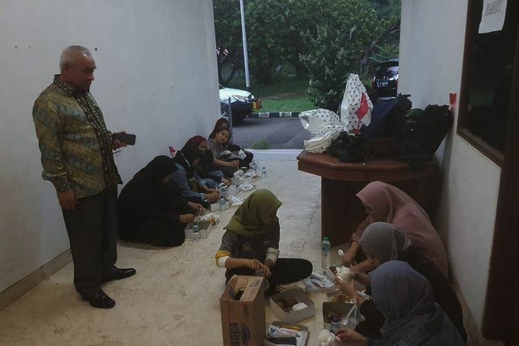 Mahasiswa asal Kaltim ditemani Isran Noor saat makan nasi kotak di Bandara Bandara Lanud Halim Perdanakusuma, Sabtu (15/2/2020).