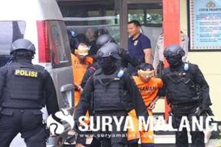 Enam terduga teroris yang ditangkap di Malang dipindahkan ke Jakarta, Minggu (21/2/2016).