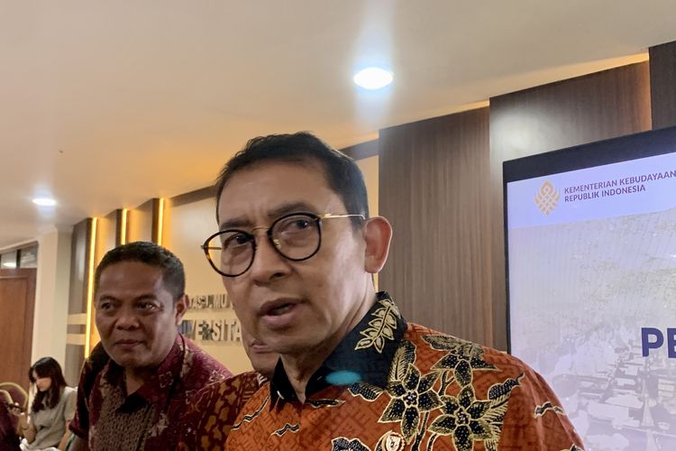 Menteri Kebudayaan (Menbud) Fadli Zon saat ditemui usai Diskusi Publik Draf Penulisan Buku Sejarah Indonesia, di Universitas Indonesia, Depok, Jawa Barat, Jumat (25/7/2025).