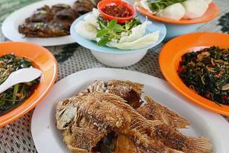 Menu ikan air tawar, seperti lele, nila, gurami, dan ikan mas, menjadi menu khas yang dihidangkan di rumah pemancingan di Janti, Klaten, Jawa Tengah.