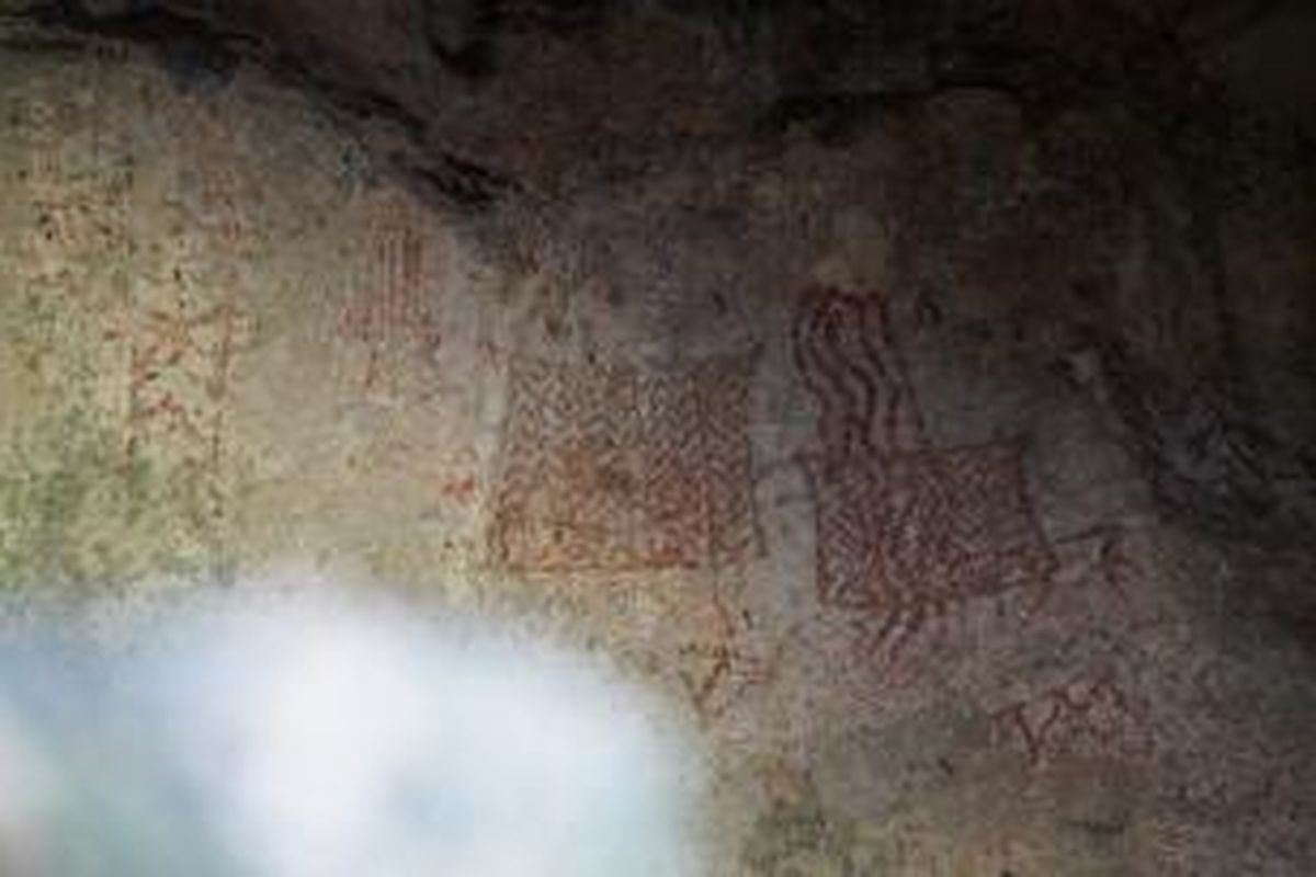 Lukisan di dinding Goa Harimaudi Desa Padang Bindu, Semidang Aji, Ogan Komering Ulu, Sumatera Selatan berhasil mengangkat puluhan kerangka individu homo sapiens