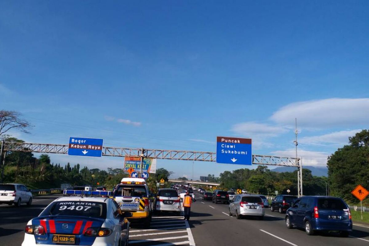 Pengalihan arus kendaraan di Tol Jagorawi, Senin (26/6/2017).