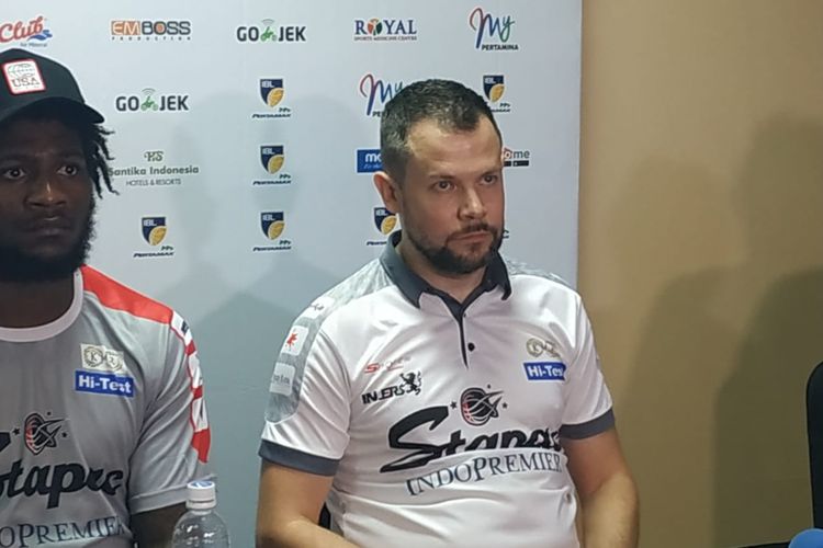Pelatih Stapac Jakarta, Giedrius Zibenas (kanan), saat menghadiri konferensi pers seusai laga final pertama IBL Pertamax 2018-2019, di Britama Arena, Jakarta, Kamis (21/3/2019).