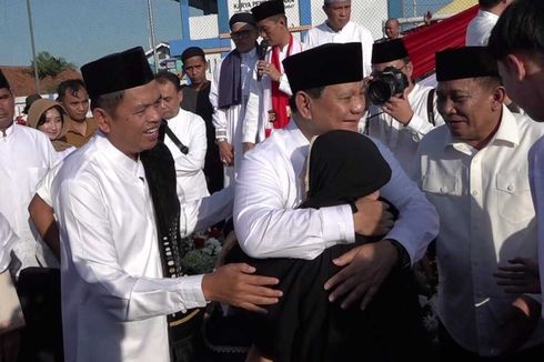 Prabowo Dipeluk Emak-emak Sambil Menangis Usai Shalat Idul Adha di Bandung Barat