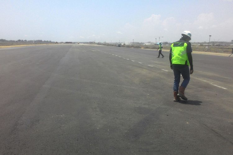 Runway bandara NYIA, Kulon Progo, DIY, sudah memasuki tahap pengaspalan. PT Angkasa Pura I (Persero) semakin optimis bandara ini bisa beroperasi pada April 2019 mendatang.