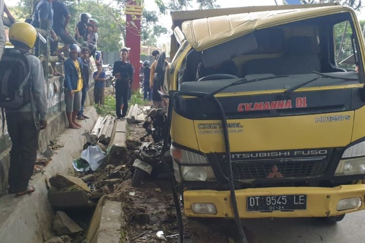 Sebuah truk muat beton menabrak pengendara motor hingga tewas di tempat di lorong masuk ke Lapas Klas II A Kendari di Jalan Piere Tendean, Kelurahan Baruga, Kota Kendari