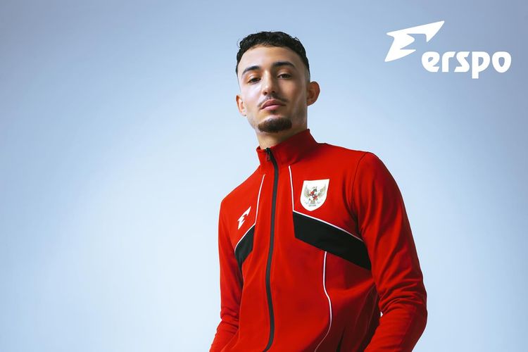 Erspo selaku penyedia apparel Timnas Indonesia meluncurkan batch kedua foto-foto jersey dan teamwear anyar bagi skuad Garuda pada Rabu (29/1/2025). Terlihat di foto ini adalah Ivar Jenner memperagakan track top skuad Garuda.