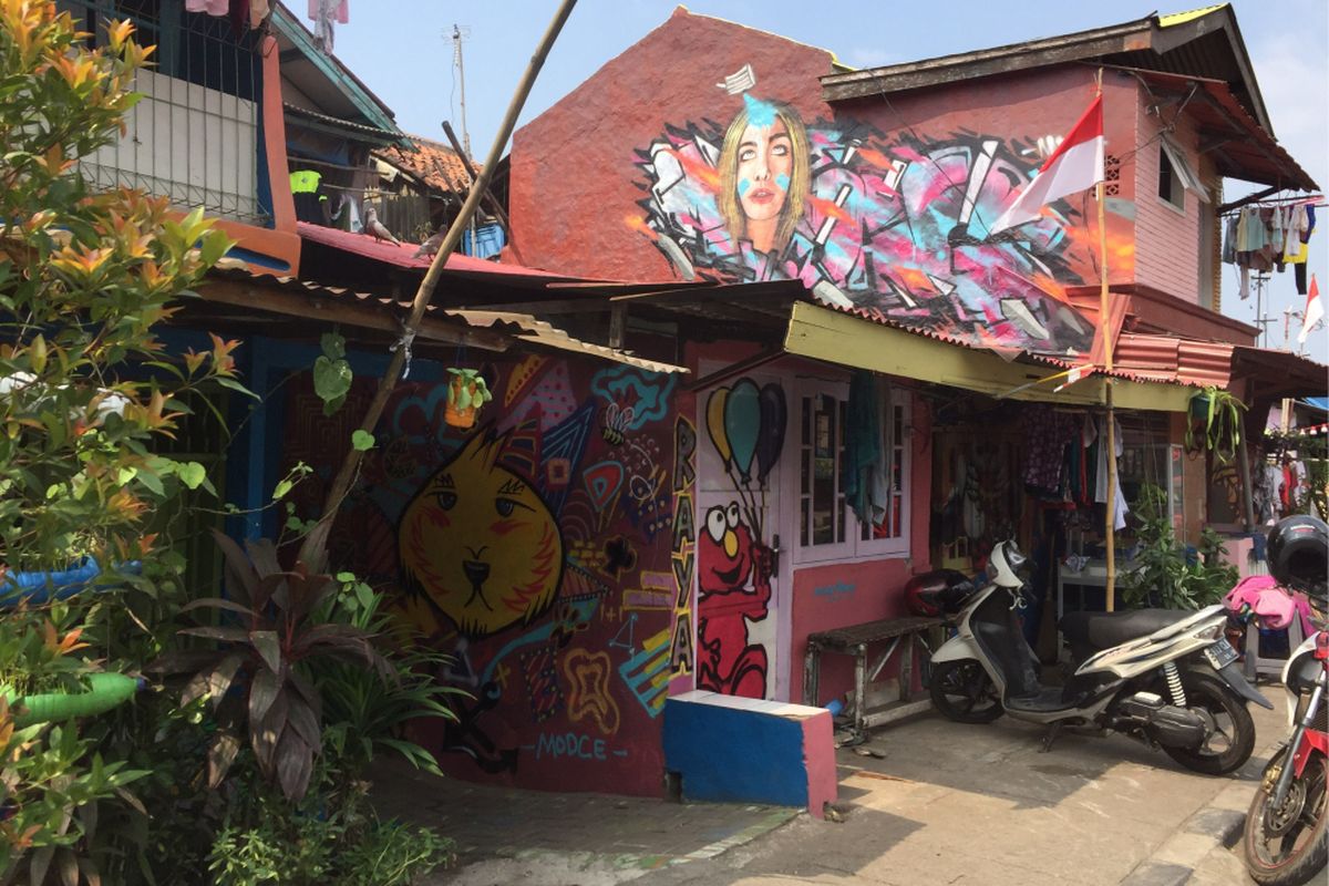 Beberapa rumah di RW 01 Kelurahan Babakan, Kecamatan Tangerang, Kota Tangerang yang dicat dengan berbagai motif pada Rabu (23/8/2017). Sebanyak 300 rumah di sana dihias oleh warga bersama sejumlah seniman yang tergabung dalam program Kampung Berkelir yang didukung oleh Pemerintah Kota Tangerang.