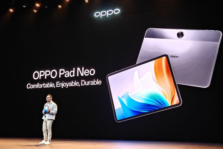 Head of PR Oppo Indonesia, Arga Simanjuntak memaparkan kemampuan Oppo Pad Neo di acara peluncurannya di Ciputra Artpreneur, Jakarta Selatan, Rabu (30/4/2025).