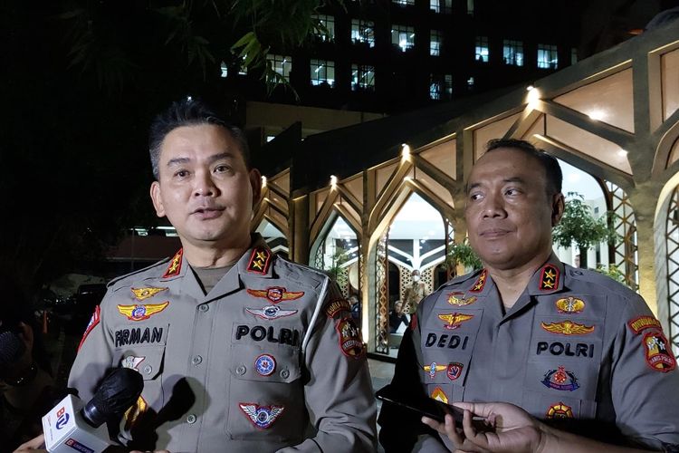 Kepala Korps Lalu Lintas (Kakorlantas) Polri Irjen Pol Firman Shantyabudi dan Kadiv Humas Polri Irjen Dedi Prasetyo di Mabes Polri, Jakarta, Kamis (2/3/2023).