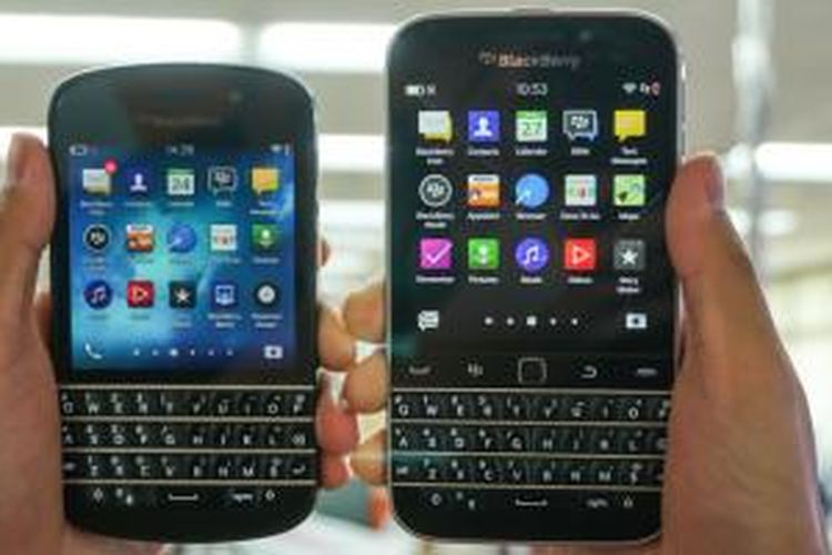 Ukuran BlackBerry Classic (kanan) dibanding BlackBerry Q10 dalam genggaman tangan