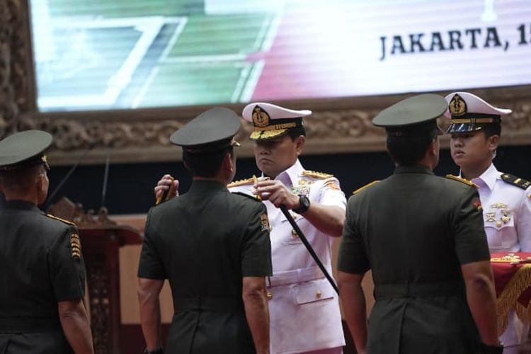 Panglima TNI Laksamana Yudo Margono memimpin serah terima jabatan (sertijab) enam perwira tinggi (pati) di Aula Gatot Soebroto, Mabes TNI, Cilangkap, Jakarta Timur, Senin (15/5/2023).