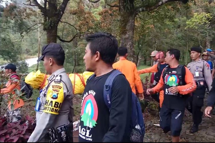 Tim gabungan mengevakuasi mayat pria tak dikenal yang ditemukan tewas bunuh diri di Hargo Dalem, salah satu puncak Gunung Lawu, Senin (26/3/2018).