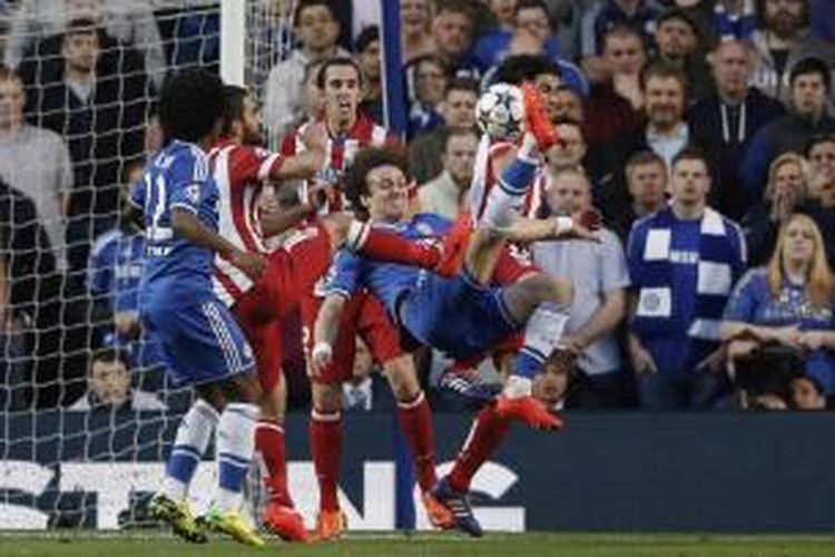 Pemain Chelsea David Luiz (tengah) menendang bola pada leg kedua babak semifinal Liga Champions melawan Atletico Madrid di Stamford Bridge, London, Inggris, Rabu (30/4/2014). Atletico Madrid melaju ke final Liga Champions setelah menang atas Chelsea 3-1.
