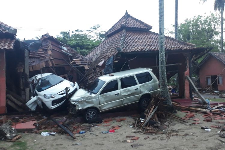 Tampak salah satu villa rusak berat pasca dihempat tsunami di Pesisir pantai di Kabupaten Serang, Banten, Senin (24/12/2018).