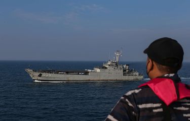 KRI Teluk Hading-538 melakukan sailing pass bersama KRI Teluk Youtefa-522 di perairan Kepulauan Seribu, Jakarta, Kamis (22/7/2021). KRI Youtefa-522, kapal perang berjenis Landing Ship Tank (LST) adalah alat utama sistem persenjataan (alutsista) terbaru di bawah Komando Lintas Laut Militer (Kolinlamil) TNI Angkatan Laut (AL).