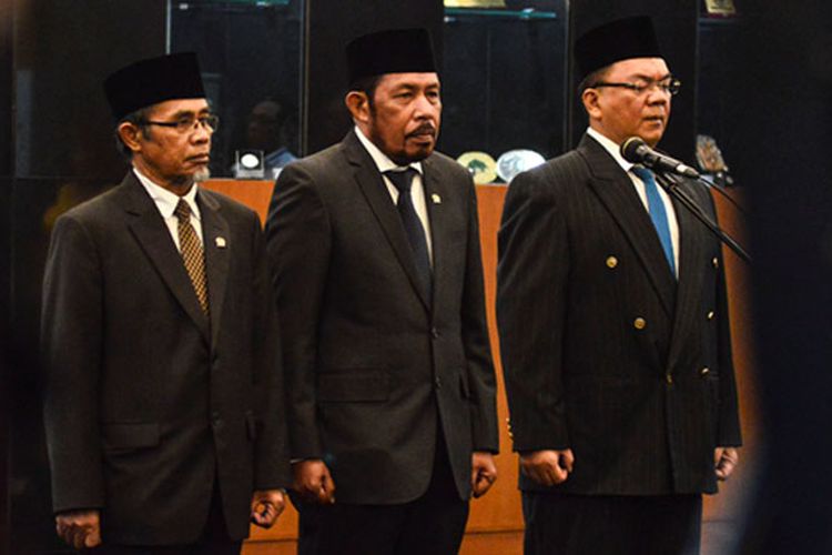 Tiga anggota MPR penggantian antar waktu (PAW) melakukan upacara sumpah jabatan di Gedung Nusantara V, Kompleks Parlemen, Jakarta, Rabu (14/6/2017) siang. Mereka terdiri dari Toriq Hidayat (paling kiri), Chaidir Djafar (tengah) dan Ivan Doly Gultom (paling kanan).