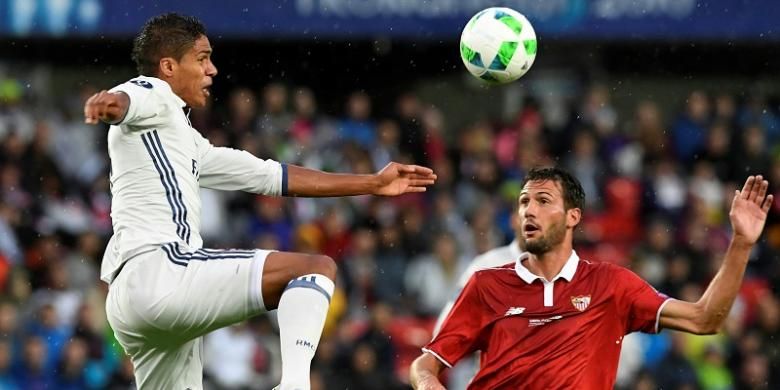 Bek Real Madrid, Raphael Varane (kiri), berduel dengan gelandang Sevilla, Franco Vazquez, dalam laga Piala Super Eropa 2016 di Stadion Lerkendal, Trondheim, Norwegia, pada Selasa (9/8/2016) atau Rabu dini hari WIB.