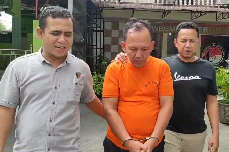 Polisi saat memboyong pria ngaku anggota TNI berpangkat Mayjen di Polrestabes Medan, Jumat (26/4/2024)