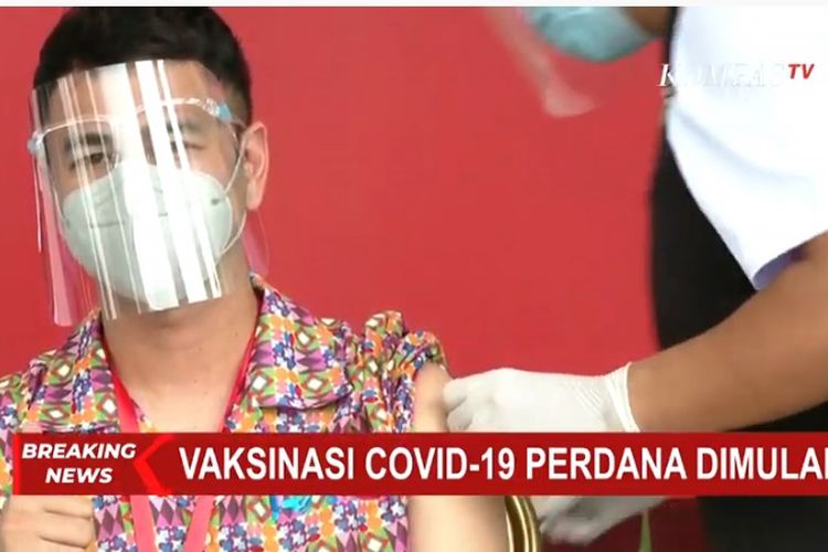 Raffi Ahmad saat disuntik vaksin Covid-19 perdana di Istana Negara, Rabu (13/1/2021).