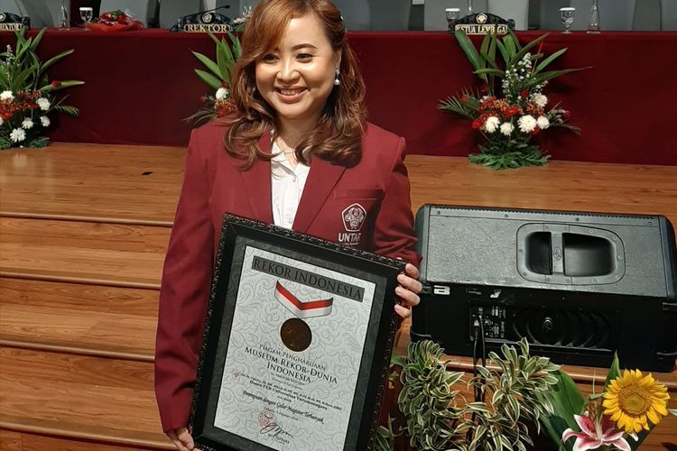 Yenita, dosen Fakultas Ekonomi dan Bisnis Universitas Tarumanagara (Untar), yang memecahkan rekor Muri sebagai Perempuan dengan Gelar Magister Terbanyak.