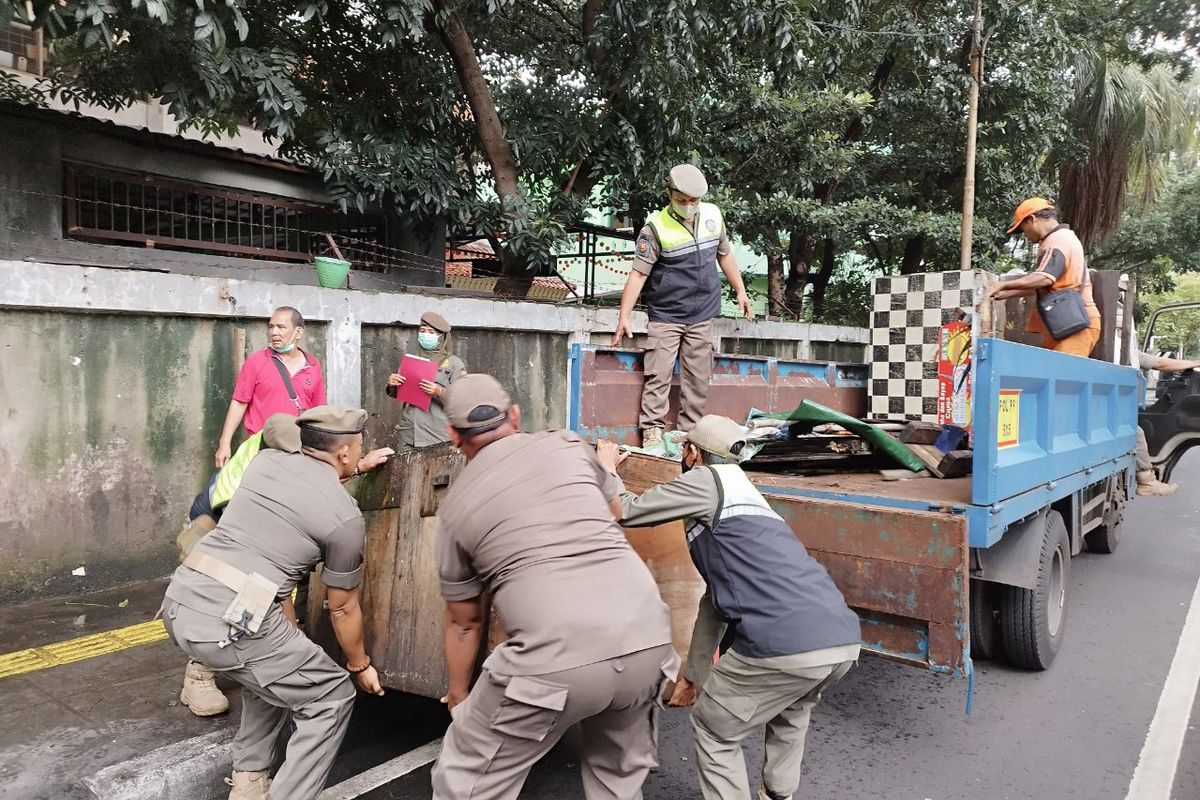 Satpol PP melakukan penertiban PKL di belakang RS Tarakan, Gambir, Jakarta Pusat, pada Selasa (28/2/2023) pagi.