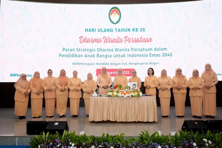 Penasihat Ketua Dharma Wanita Persatuan (DWP) Kementerian Dalam Negeri (Kemendagri) Tri Tito Karnavian dalam Peringatan Hari Ulang Tahun (HUT) ke-26 DWP di Gedung Sasana Bhakti Praja (SBP), Kantor Pusat Kemendagri, Jakarta, Selasa (9/12/2025).