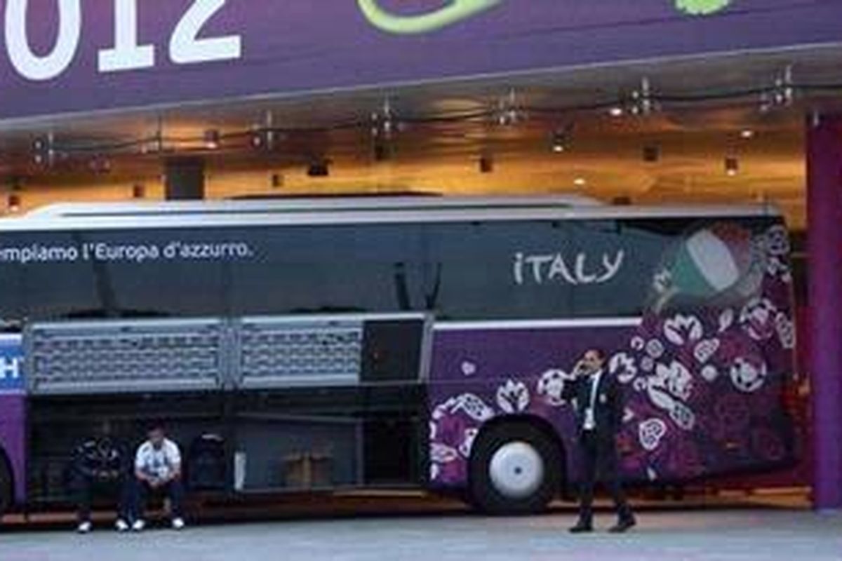 Pelatih tim nasional Italia, Cesare Prandelli (kanan) serta pemain timnas Italia, Antonio Di Natale dan Mario Balotelli (kedua dan ketiga dari kanan), di depan ruang VVIP Stadion PGE Arena Gdansk, usai laga perdana babak penyisihan Grup C Piala Eropa 2012 melawan Spanyol, Minggu (10/6/2012).