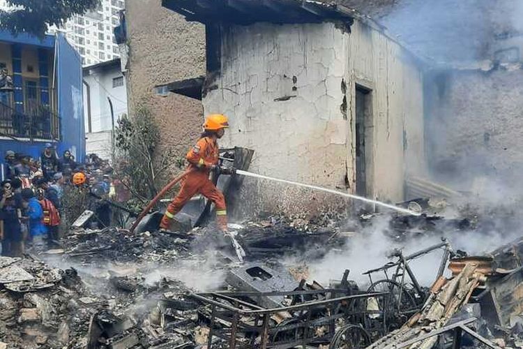 Petugas Diskar Pb kota Bandung tengah memadamkan kebakaran yang menghanguskan gudang limbah sepatu dan dua rumah di bandung, Kamis (19/10/2023)