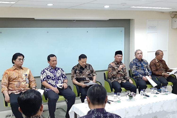 Mendikbud Muhadjir Effendy (ketiga dari kanan) memberikan keterangan dalam taklimat media di Gedung Perpustakaan Kemendikbud, Jakarta, Selasa (17/9/2019).