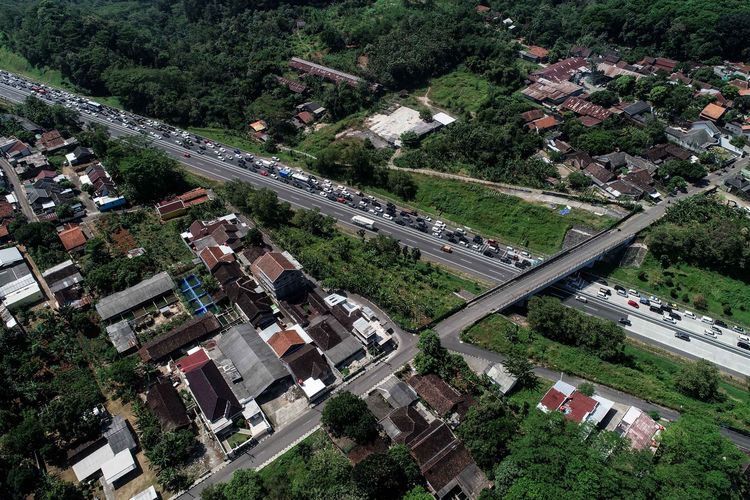 Kendaraan pemudik dari arah Jakarta melewati Tol Bawen di Semarang, Jawa Tengah, Jumat (31/5/2019). Volume arus mudik tol Trans Jawa Batang-Semarang dari arah Jakarta yang memasuki Gerbang Tol Bawen-Salatiga menuju ke sejumlah wilayah di Jateng dan Jatim pada H-5 siang hari terpantau padat merayap