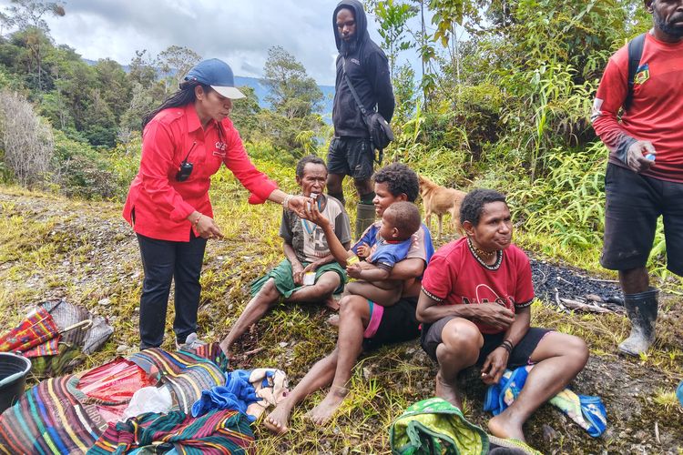 Konflik KKB-TNI, PMI Terobos Lokasi Konflik demi Layani Warga yang Mengungsi