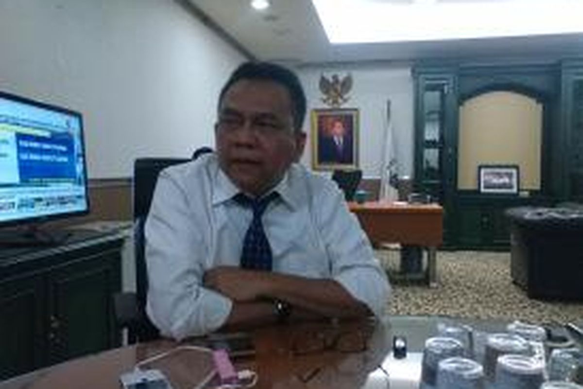 Wakil Ketua DPRD DKI Jakarta yang juga Ketua DPD Gerindra DKI Mohamad Taufik di ruang kerjanya, Senin (20/10/2014). 

