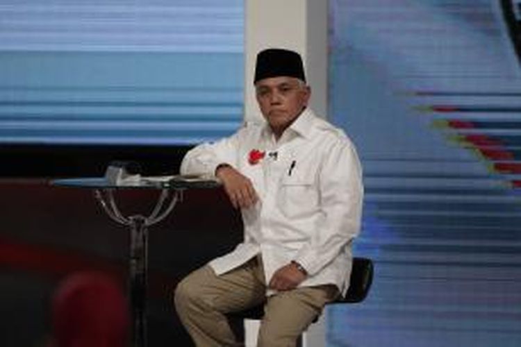 Calon wakil presiden nomor urut 1, Hatta Rajasa (kanan) saat debat cawapres di Hotel Bidakara, Pancoran, Jakarta, Minggu (29/6/2014). Debat cawapres kali ini mengangkat tema 'Sumber Daya Manusia serta Ilmu Pengetahuan dan Teknologi'. KOMPAS IMAGES/RODERICK ADRIAN MOZES