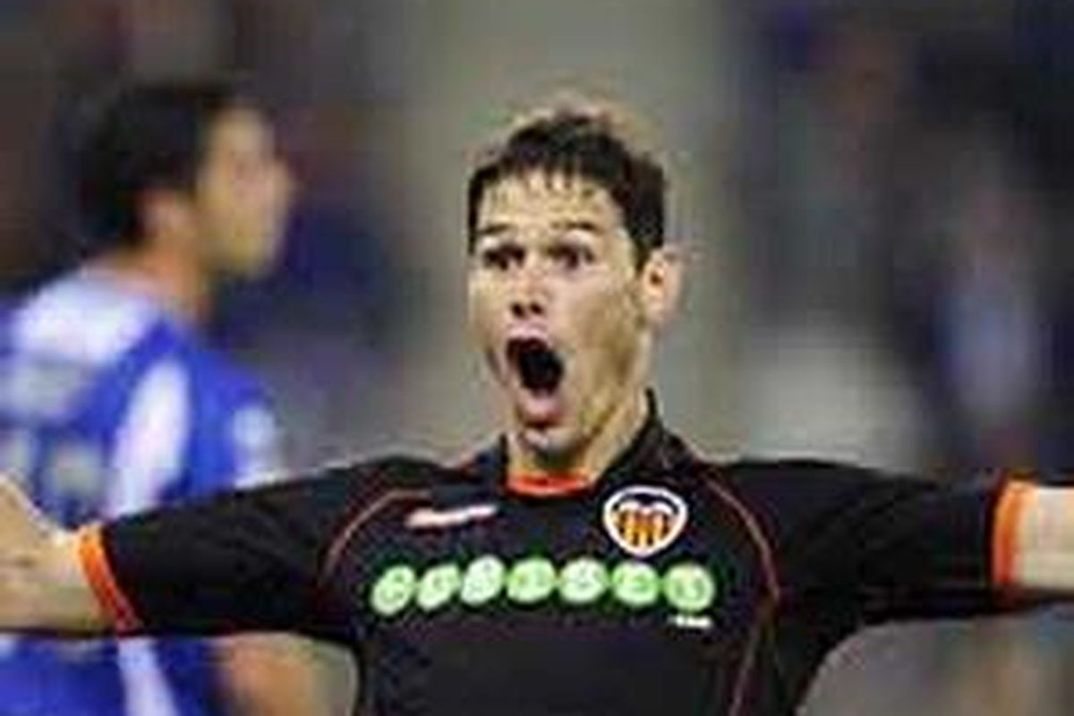 Penyerang Valencia, Nikola Zigic, merayakan golnya ke gawang Espanyol, dalam duel Serie-A, Sabtu (1/5/2010).