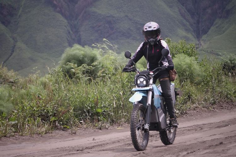 Kisah Annisa Zahra Prathivi alias Icha melakukan perjalanan dari Bandung ke Denpasar dengan mengendarai sepeda motor listrik SMEV.