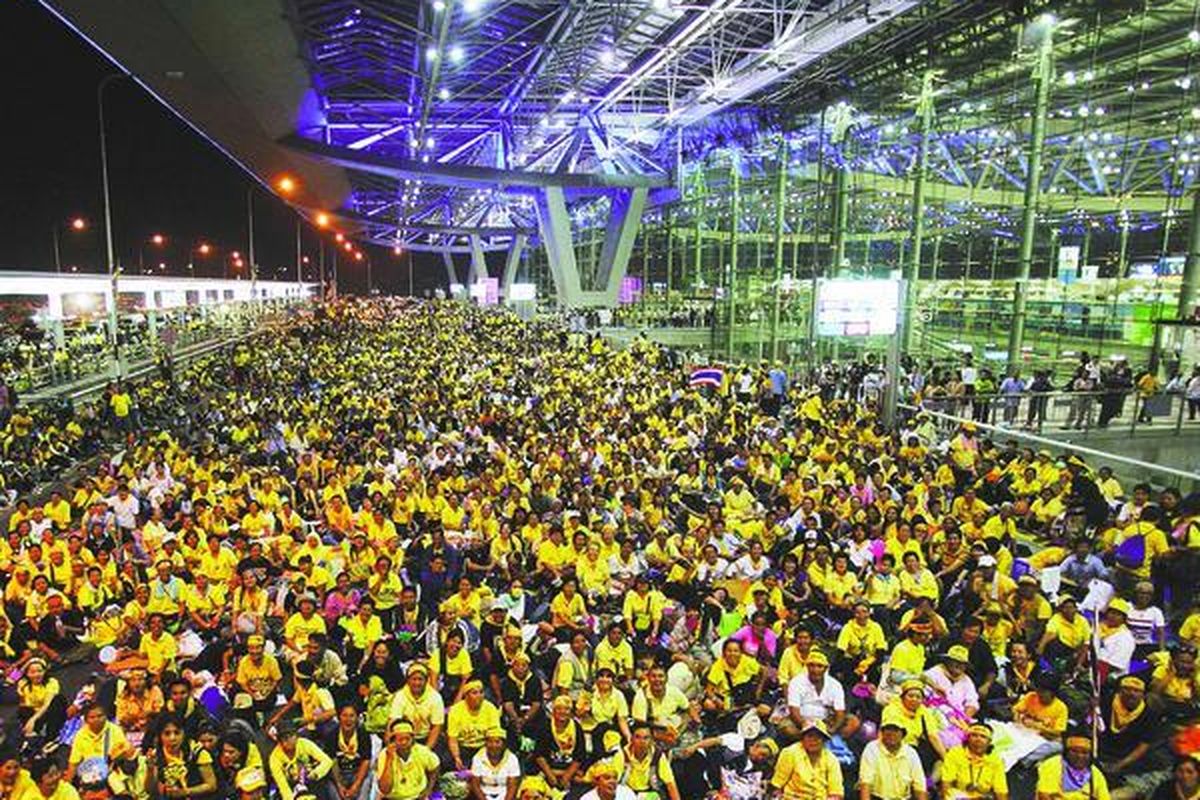 Pengunjuk rasa antipemerintah duduk-duduk di depan area keberangkatan di Bandar Udara Internasional Suvarnabhumi, Bangkok, Rabu (26/11). Para pengunjuk rasa menuntut pengunduran diri Perdana Menteri Thailand Somchai Wongsawat. 