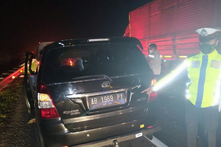 Petugas melakukan evakuasi mobil yang yang ditumpangi Dekan Fakultas Peternakan UGM yang kecelakaan di kilometer 113 tol Cipali, Kamis (4/11/2021).