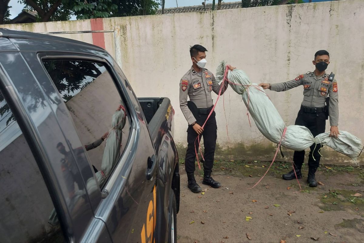 Polisi mengamankan boneka pocong yang digantung di Jalan Kolonel Masturi, Bandung Barat.