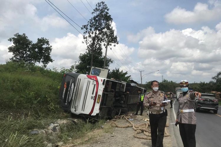 Kecelakaan bus Antar Kota Antar Provinis (AKAP) Batara Yudha rute Jakarta-Padang yang terjadi di Jalur Lintas Timur (Jalintim) Palembang Jambi, tepatnya di tikungan Harmoko, Desa Senawar Jaya, Kecamatan Bayung, Lencir Kabupaten Musi Banyuasin (Muba), Sumatera Selatan, menyebabkan sebanyak empat orang penumpang tewas, Kamis (27/5/2021).