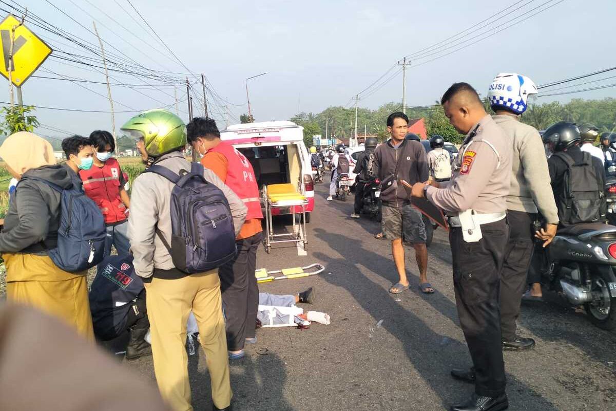Evakuasi pelajar luka berat akibat tabrakan mobil dengan motor di jalan Jogja – Wates di wilayah Padukuhan Karangasem, Kalurahan Kedungsari, Kapanewon Pengasih, Kabupaten Kulon Progo, Daerah Istimewa Yogyakarta, Senin (18/11/2024).