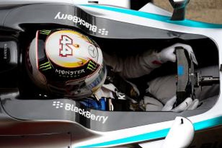 Pebalap Mercedes asal Inggris, Lewis Hamilton, bersiap mengikuti sesi uji coba di Sirkuit Catalunya, Selasa (13/5/2014).